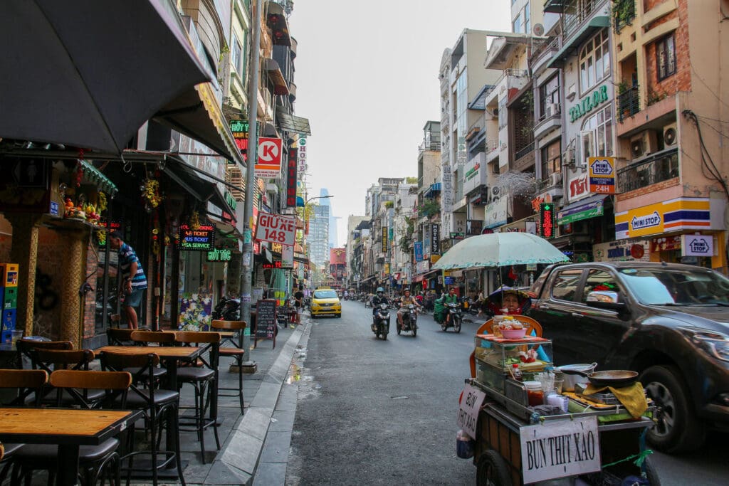 Enge Straße mit Marktständen in Saigon
