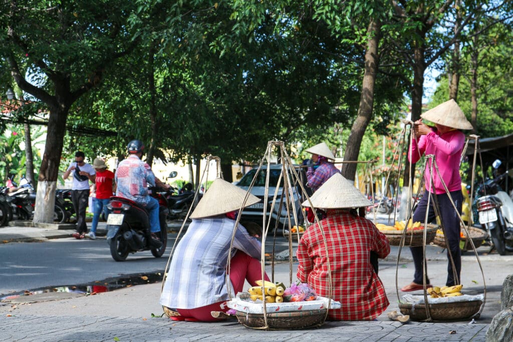 Frauen mit Non-La Hüten auf der Straße beim Straßenverkauf