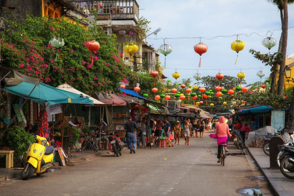 Hoi An bei Tag mit roten Laternen und Marktständen