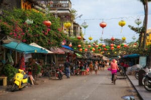Hoi An bei Tag mit roten Laternen und Marktständen