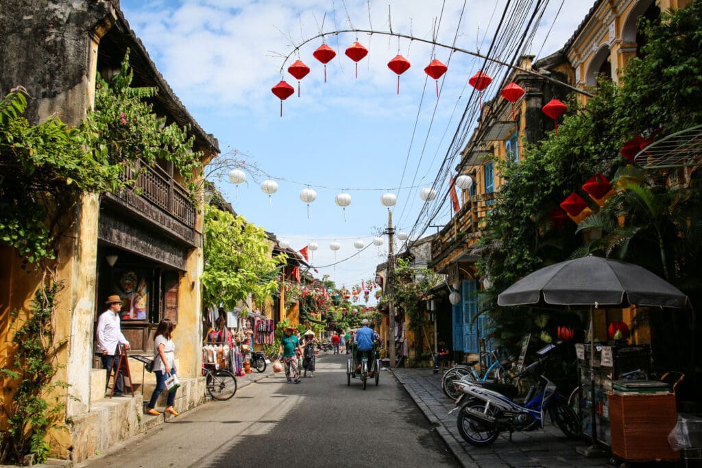 Fußgängerstraße mit Touristen und Streetlife