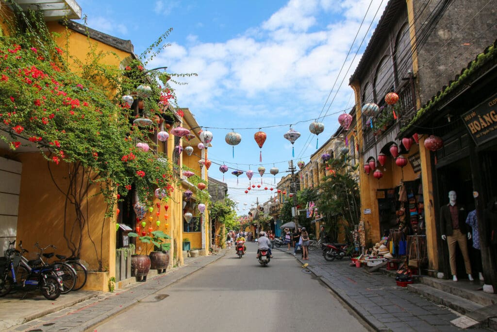 Gasse mit gelben Häusern und Motorrädern in Hoi An