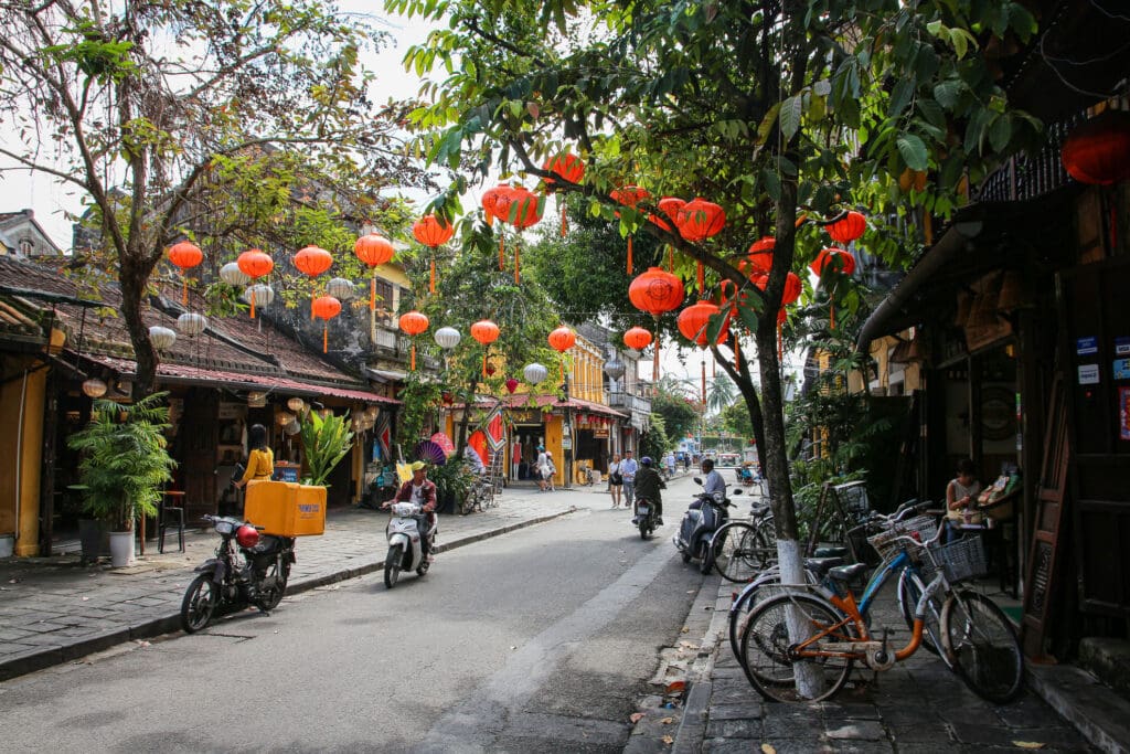 Straße mit roten Laternen in Hoi An