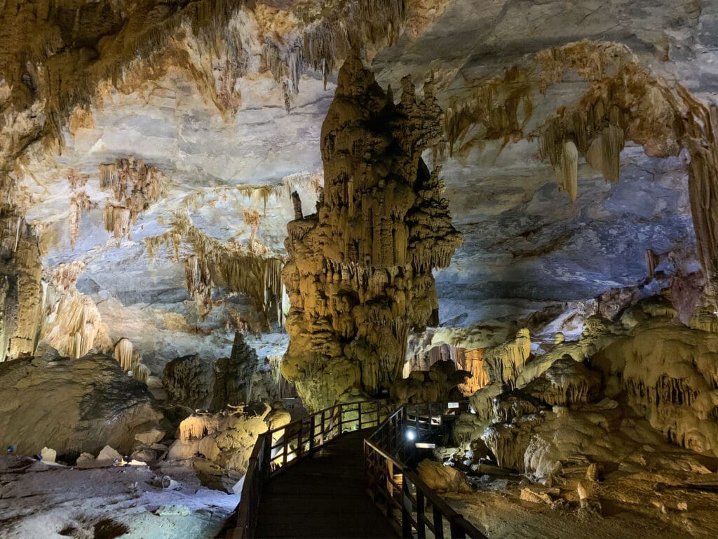 Weitläufige Tropfsteinlandschaft in Phong Nha