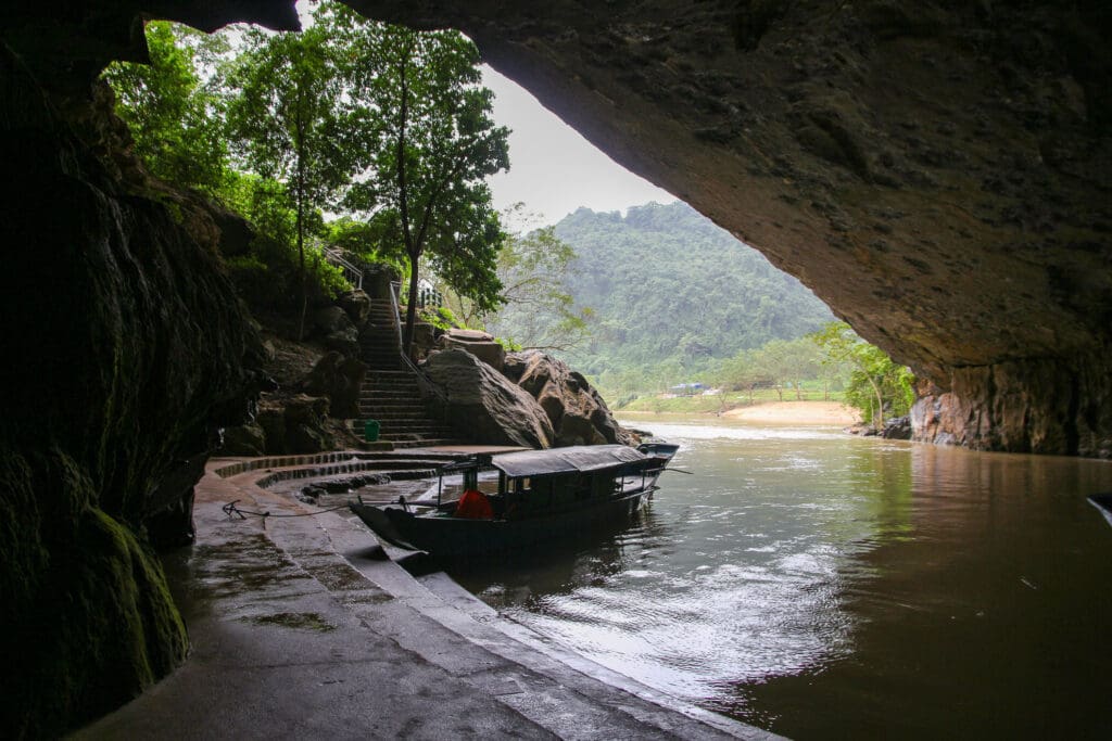 Fluss mit Felsen unter einer Felsüberhang-Passage