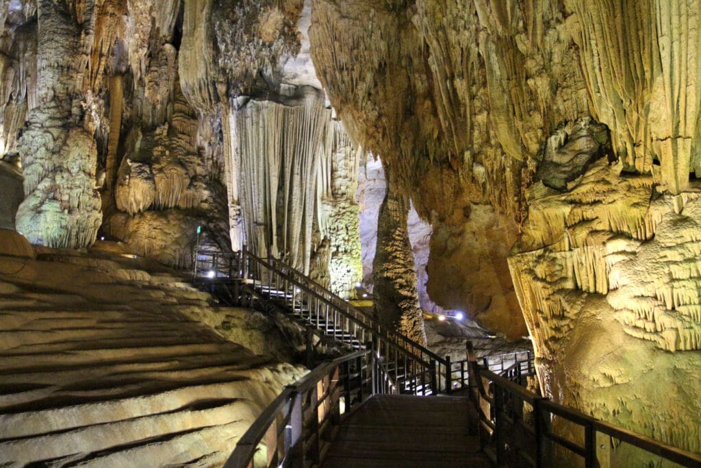Höhle mit monumentalen Säulenformationen