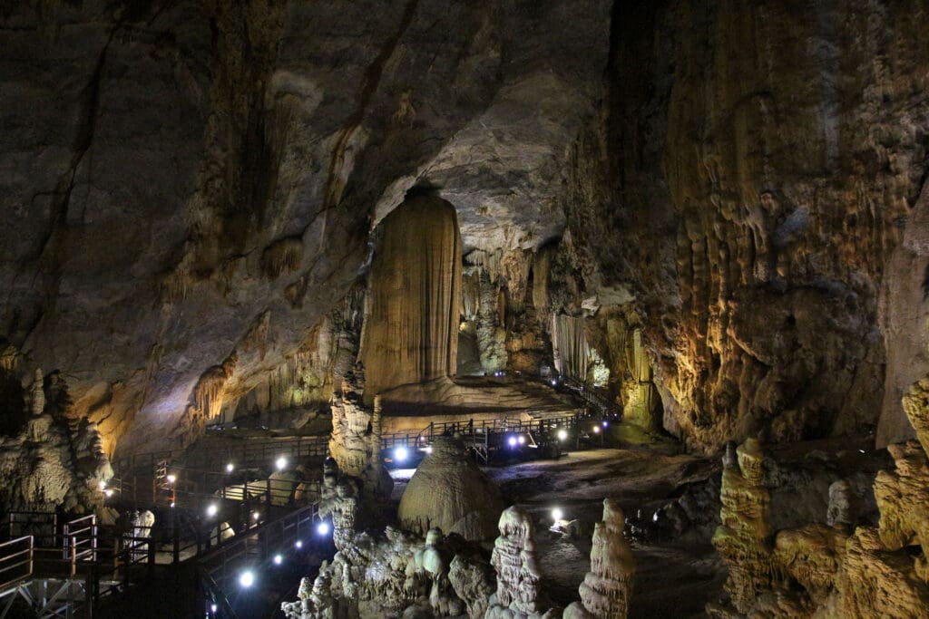 Weitläufige Tropfsteinlandschaft in Phong Nha