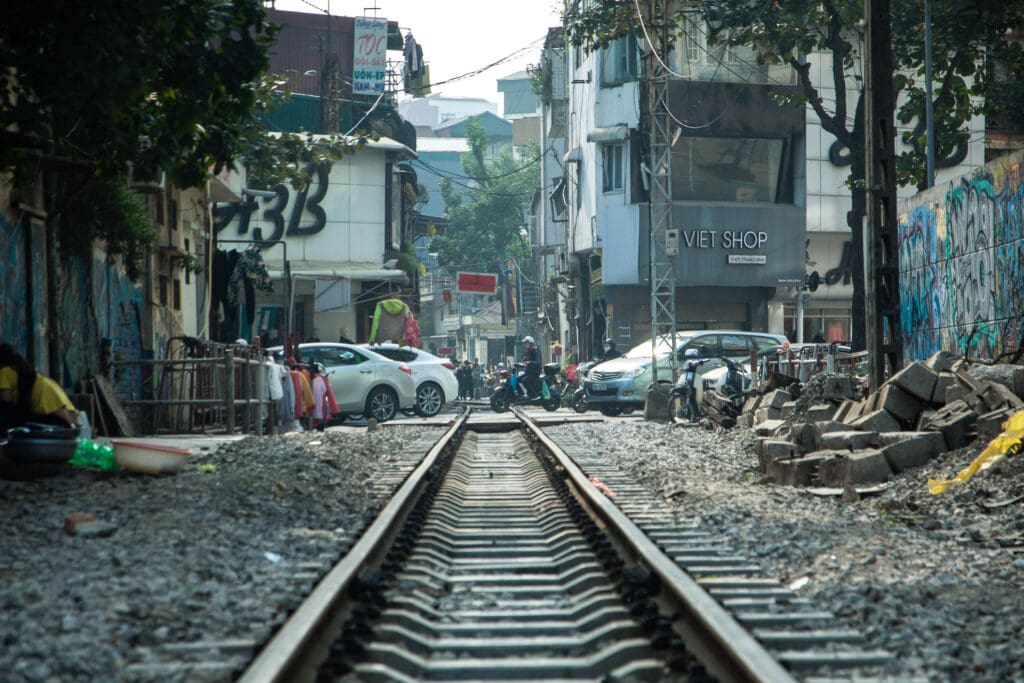 Bahnstrecke in Hanoi mit urbanem Umfeld