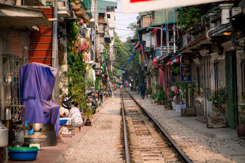 Bahnstrecke in Hanoi mit urbanem Umfeld