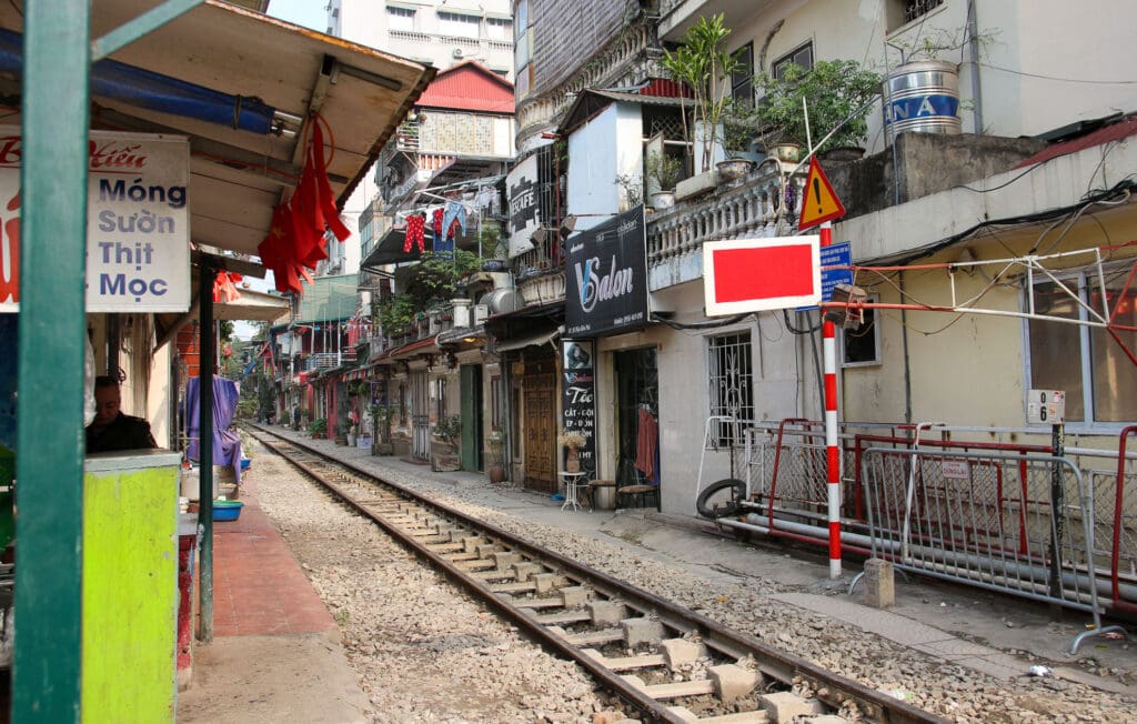 Gleise der Train Street zwischen engen Häusern
