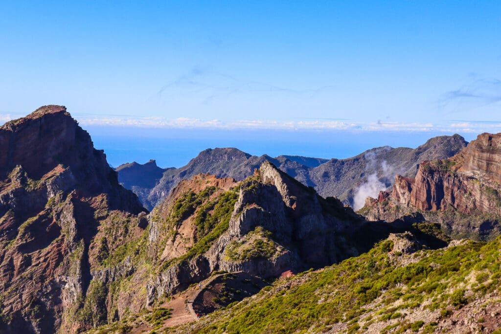 Bergsilhouetten im goldenen Abendlicht