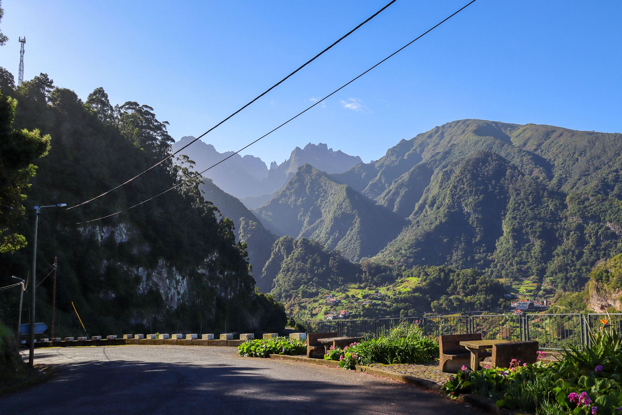 Straße durch die Berge mit Panorama-Ausblick