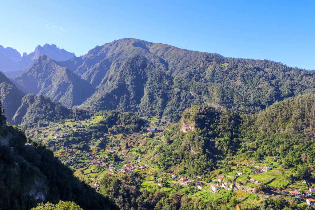 Blick auf das grüne Tal bei Curral das Freiras
