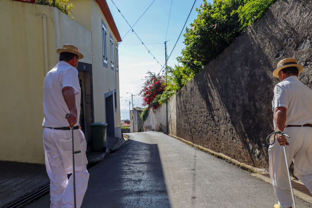 Korbschlittenfahrer ziehen den Schlitten
