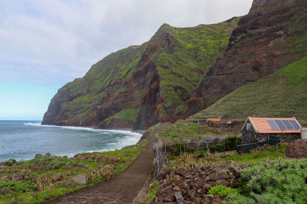 Wanderweg entlang der Steilküste im Norden Madeiras