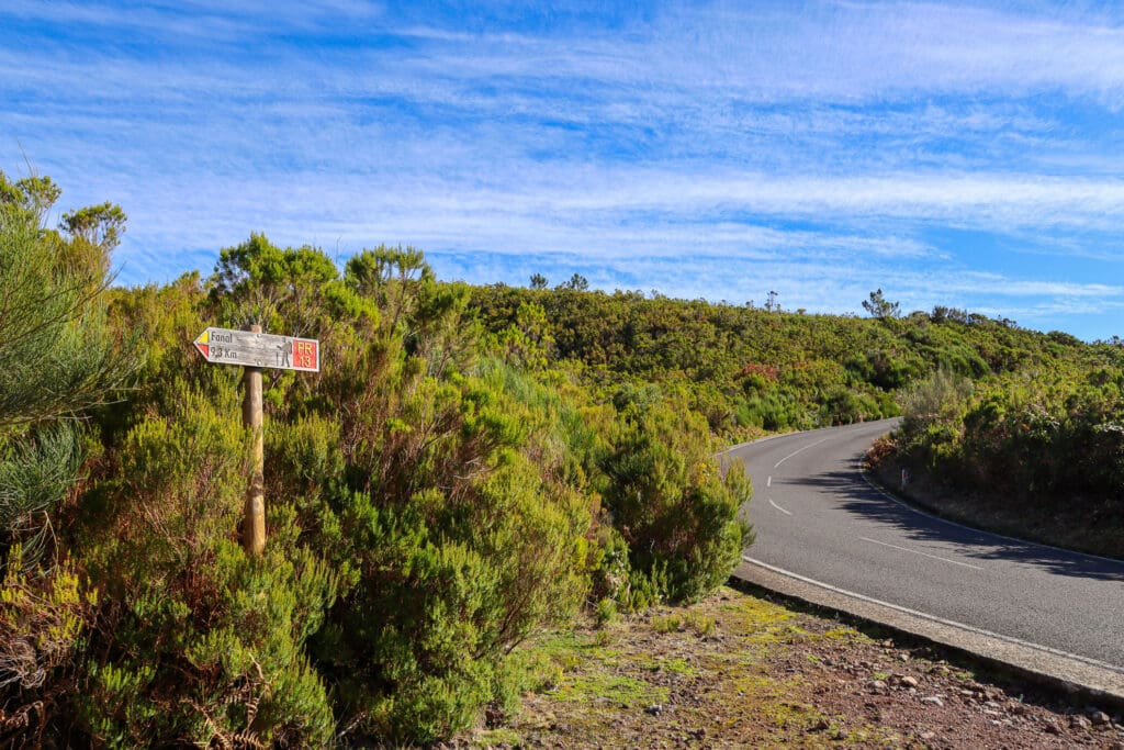 Straße mit Eingang zum Wanderweg