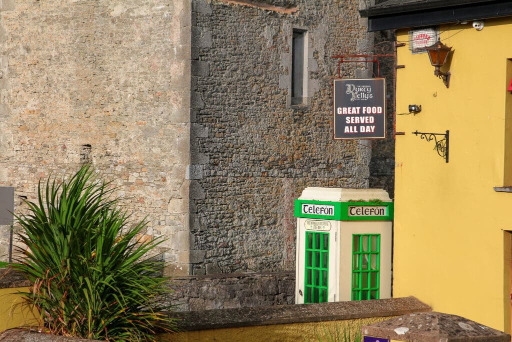 Häuserfassade mit grüner Telefonzelle, Irland