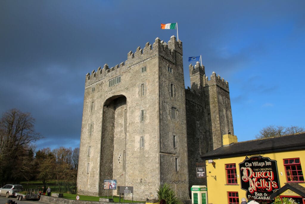 Alte Steinburg mit blauem Himmel, Irland