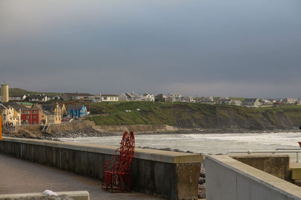 Küstenmauer und Meerblick bei Wind und Sonne, Irland
