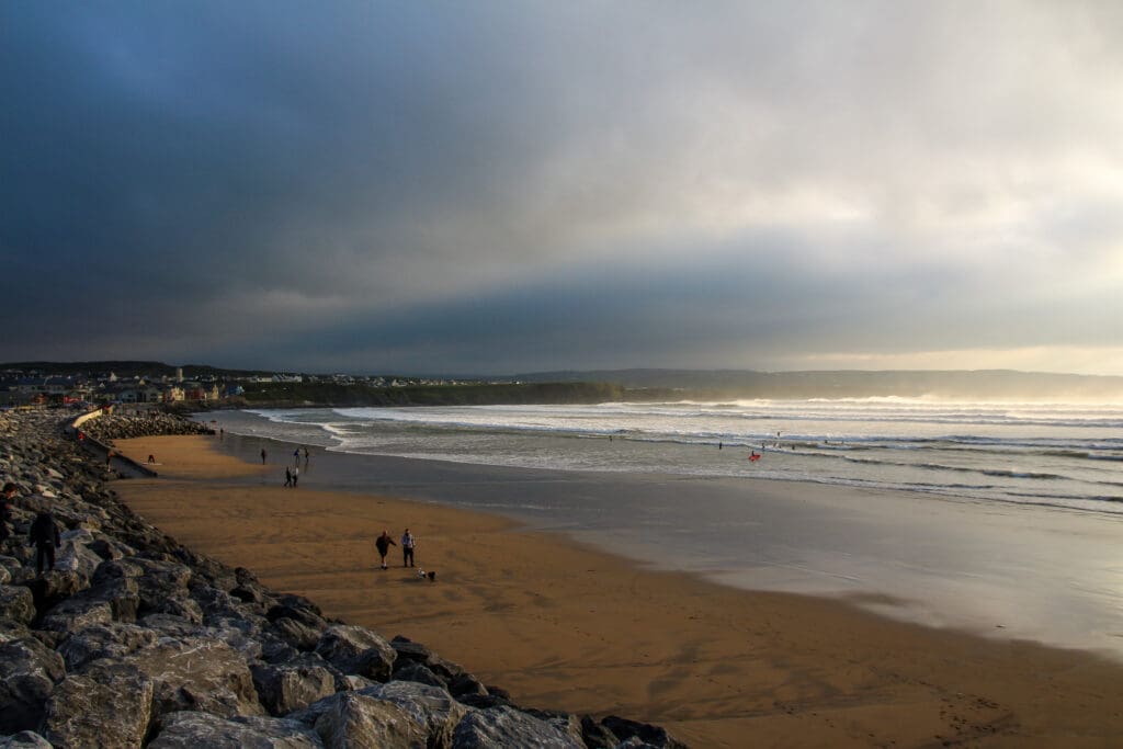Strandpromenade mit breiter Küstenlinie, Irland