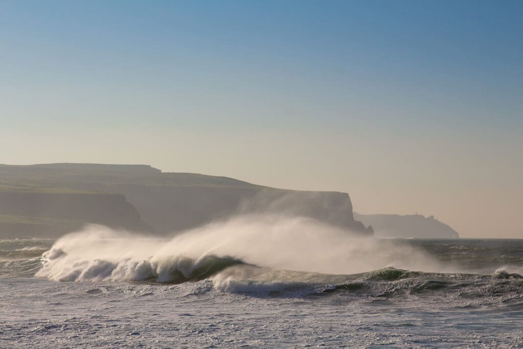 Einzelne Welle bricht kraftvoll, Atlantik, Irland