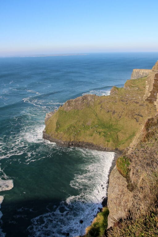 Hoch aufragende Felsen an Irlands Westküste