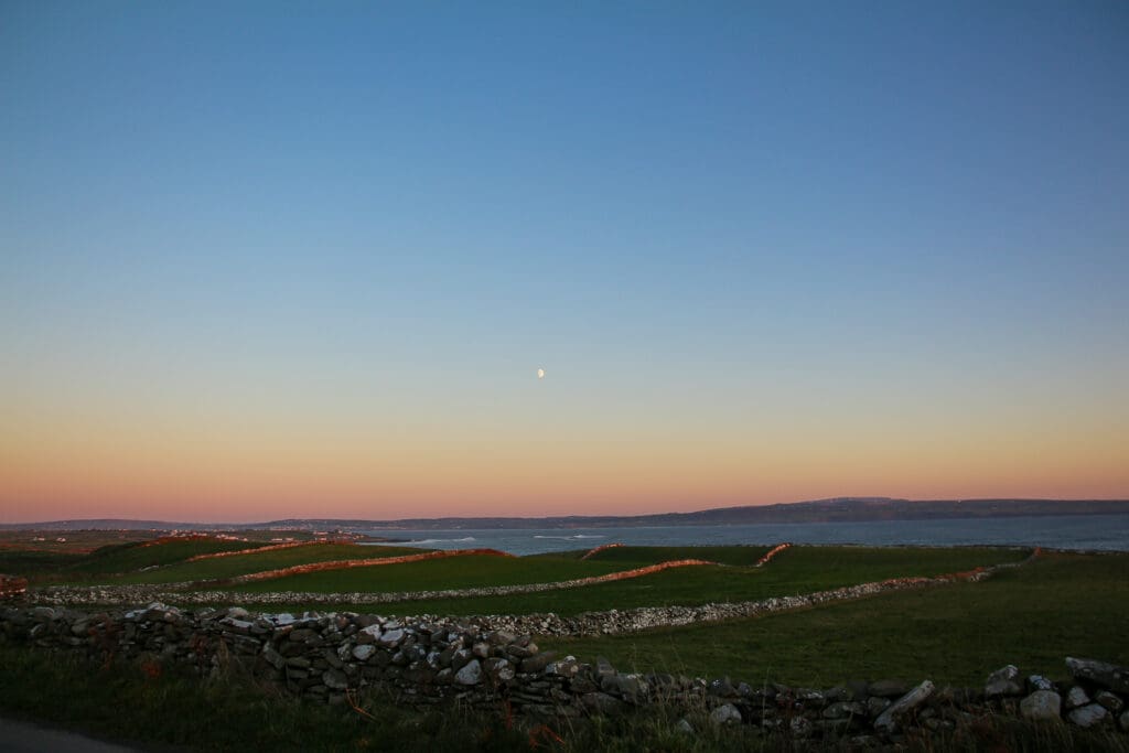 Sonnenuntergang am Meer, orangefarbener Horizont, Irland