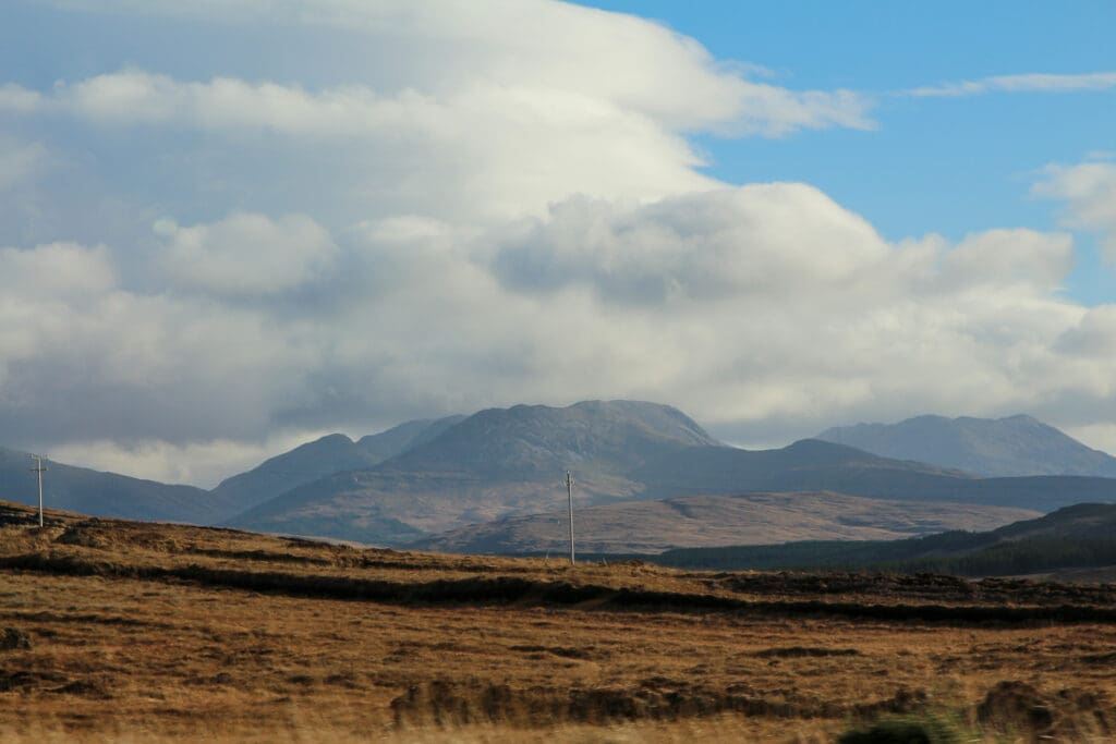 Wolken und Licht über einem weiten Tal, Irland