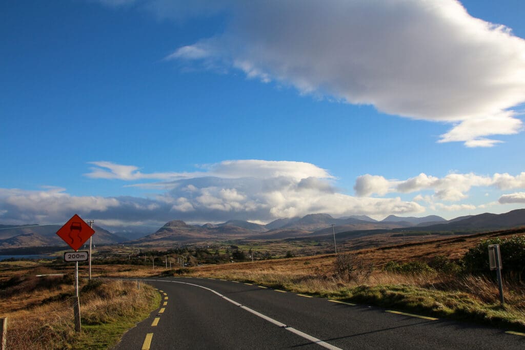 Panoramablick über Hügel und Täler, Irland