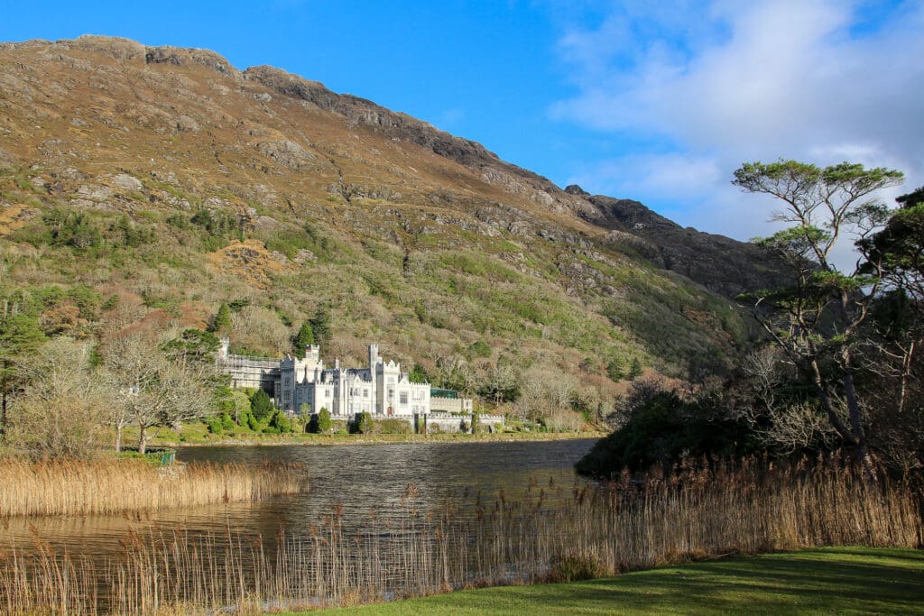 Kylemore Abbey in den Hügeln des Connemara