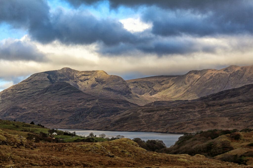 Weites Tal mit See und Wolkenspiel, Irland