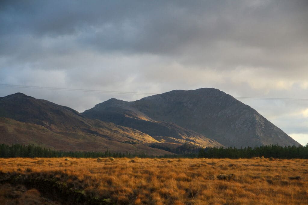 Weite Moorlandschaft mit Hügeln, Irland