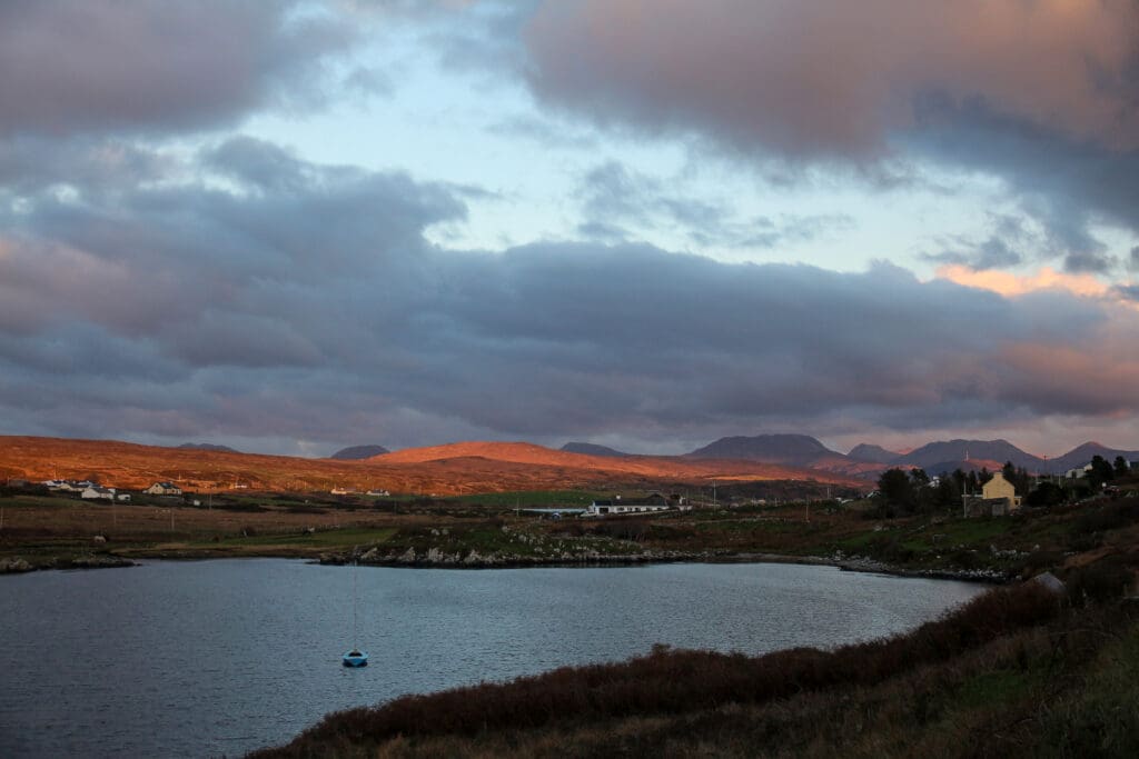 Dramatische Wolken über Seen und Hügeln, Irland