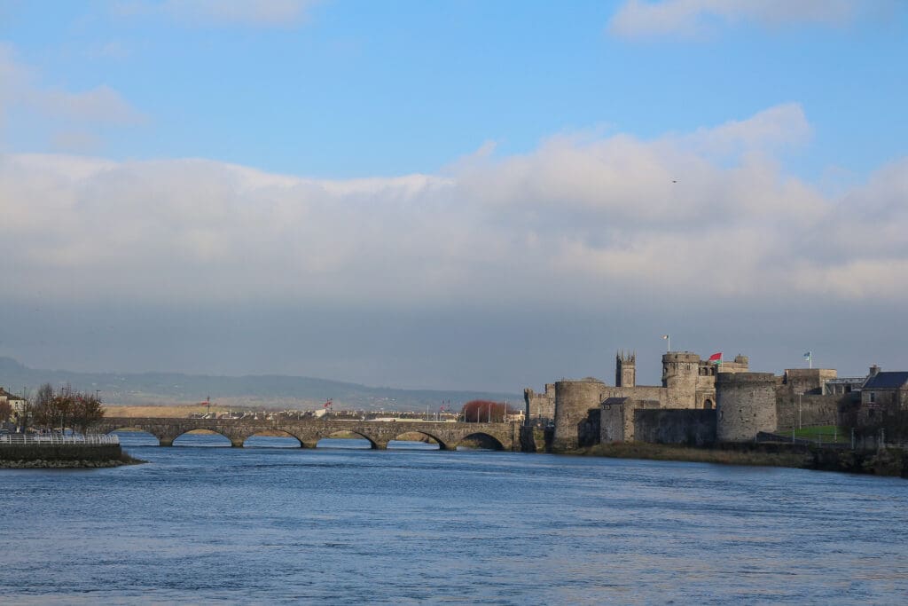 Stadtansicht mit Fluss und alter Steinbrücke, Irland