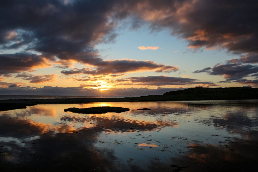 Abendhimmel über irischer Seenlandschaft, ruhige Reflektion