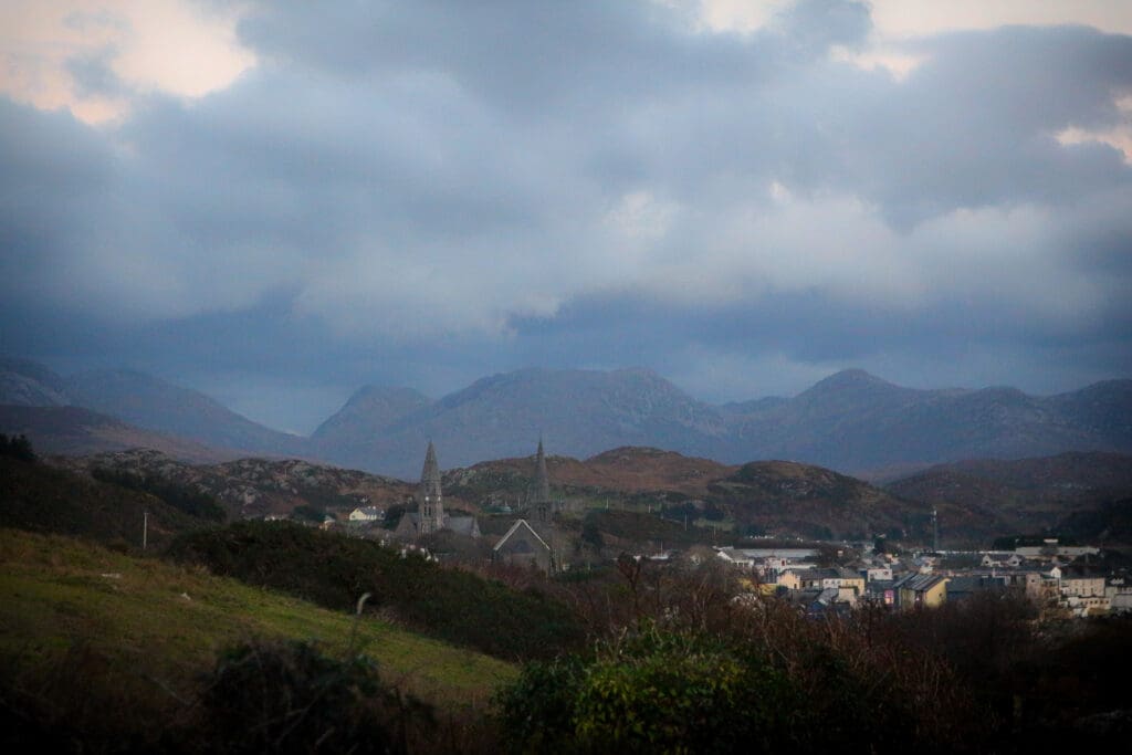 Hügelige Berglandschaft mit Wolken, irische Weite