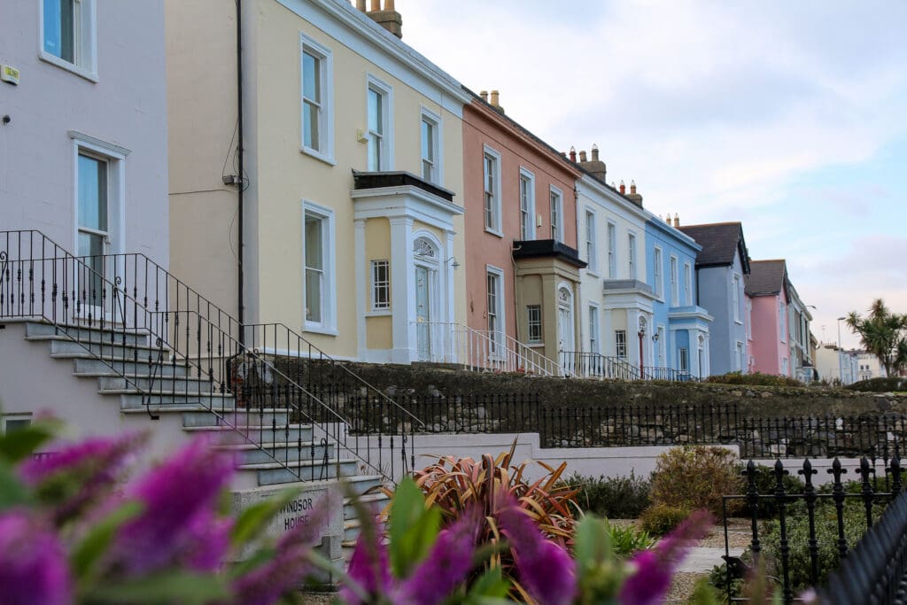 Pastellfarbene Häuserzeile in Dublin am Wasser