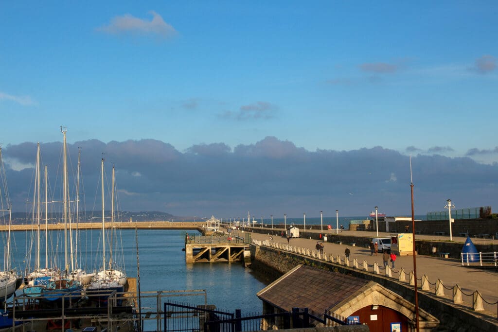 Hafenpromenade in Dublin und Blick aufs Meer