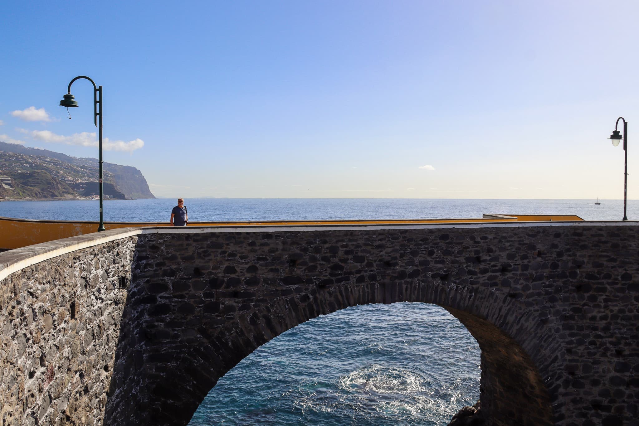 Steinbrücke mit Blick auf das Meer