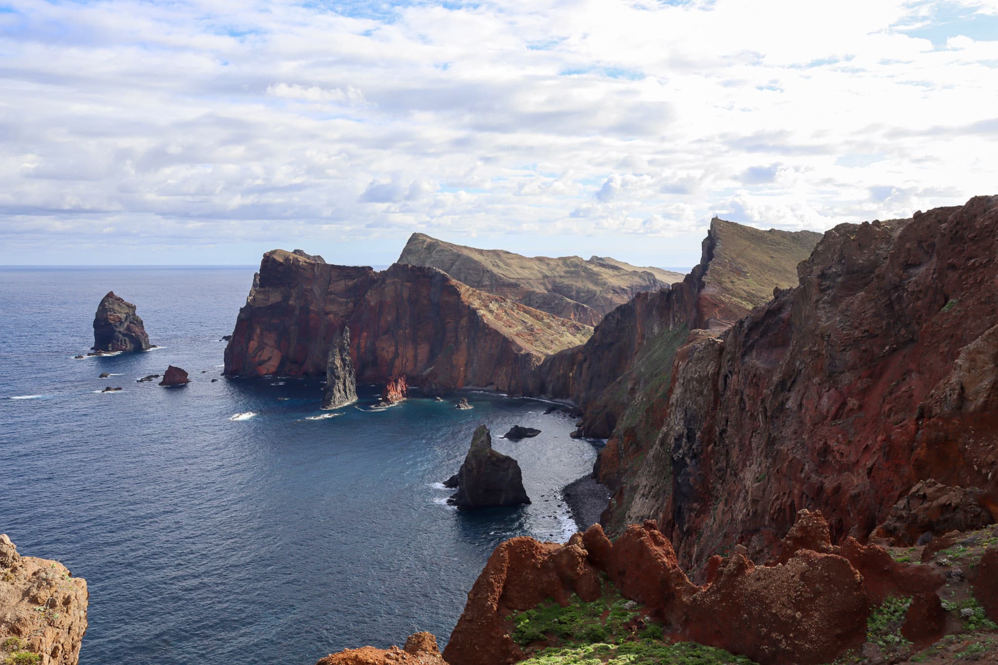 Felsige Bucht mit Licht und Wolkenstimmung