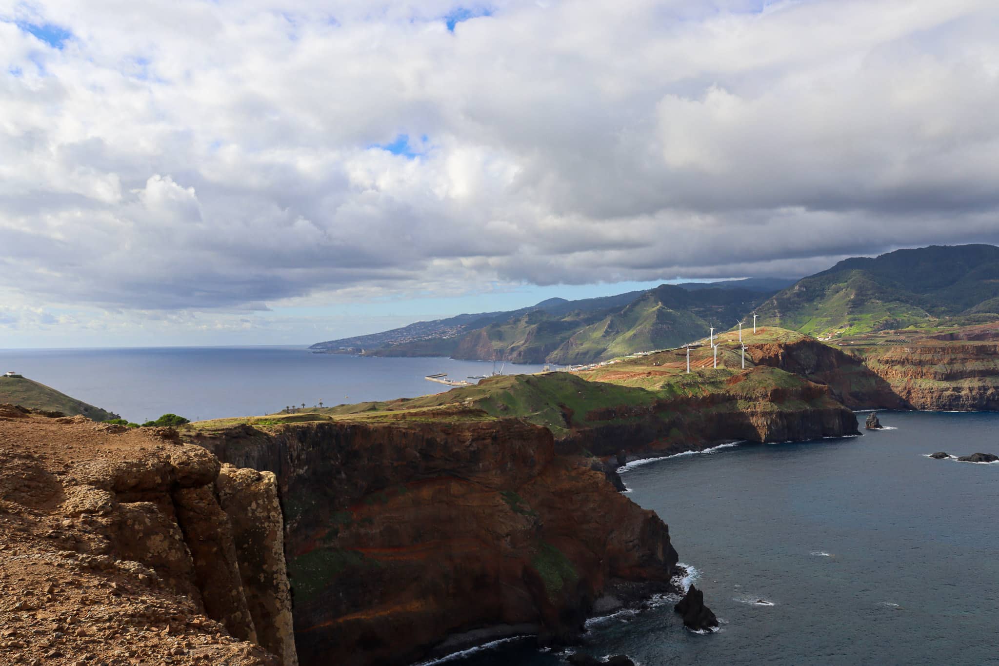 Blick auf steile Klippen und das offene Meer