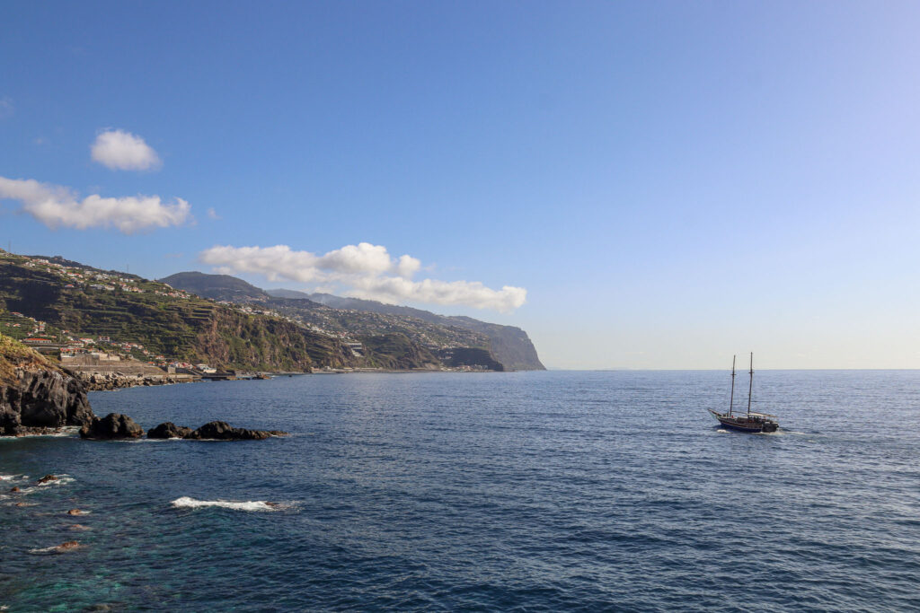 Sonnenlicht auf zerklüfteter Steilküste