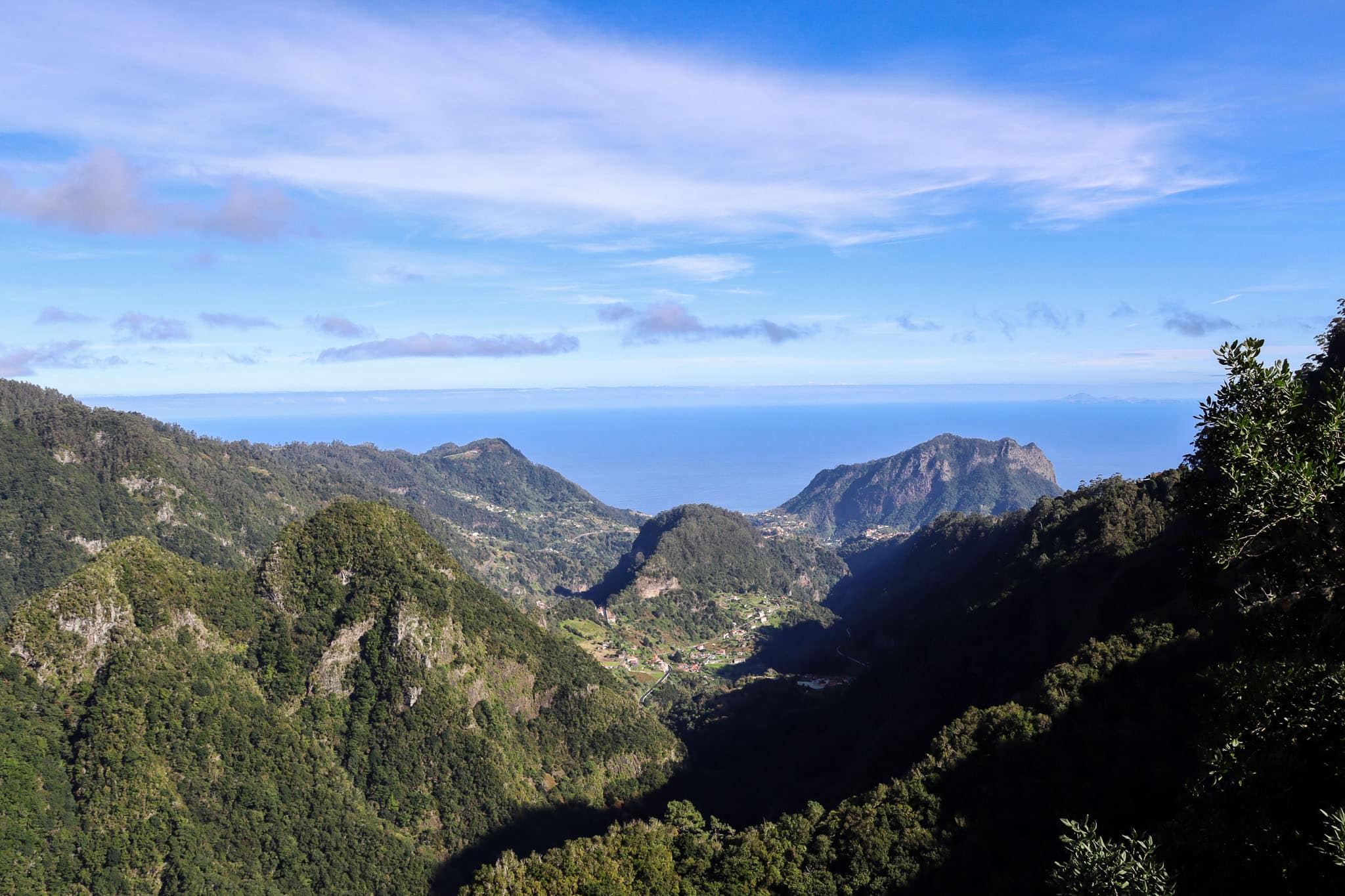 Steile Berge mit tiefem Talkessel unter blauem Himmel