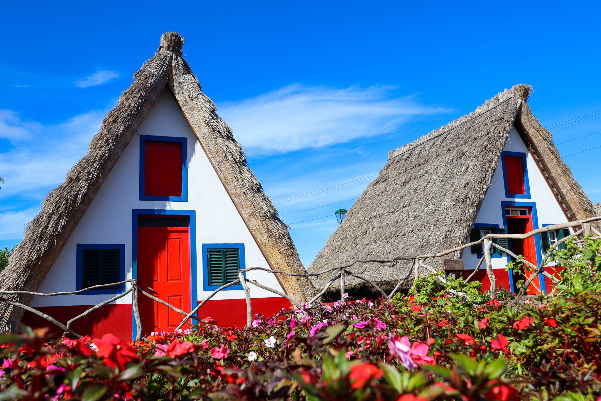 Traditionelles Santana-Haus mit Strohdach und Blumen