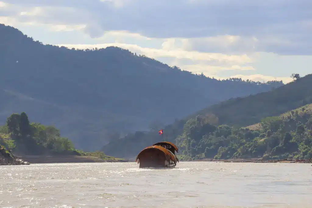 Mekong Berge Boot Laos Dschungel