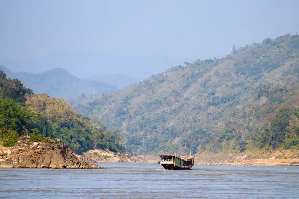 Mekong Boot Berge Laos Flussfahrt