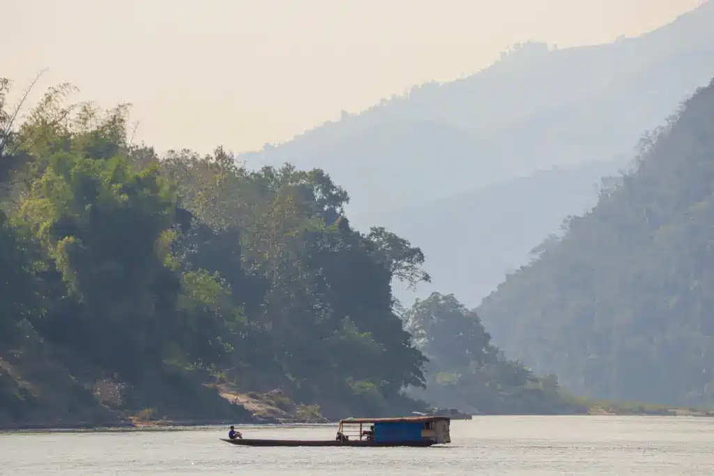 Mekong Karstberg Nebel Laos Morgendaemmerung