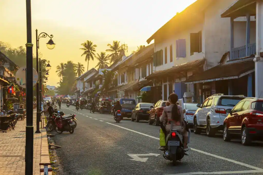 Abenddaemmerung Motorroller Luang Prabang Laos