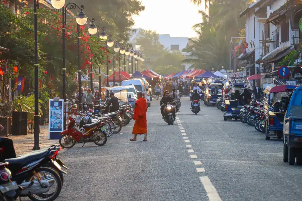Strasse Abenddaemmerung Motorroller Luang Prabang Laos