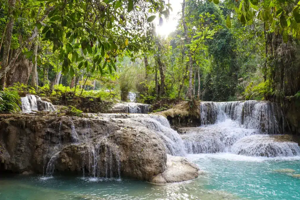 Kuang Si Wasserfall tuerkisblaue Becken